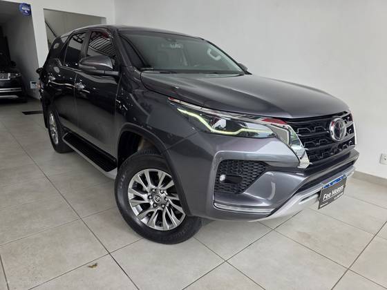 TOYOTA HILUX SW4 2.8 D-4D TURBO DIESEL SRX 7L 4X4 AUTOMÁTICO